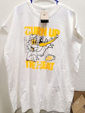 Nike Mens White Tee with Yellow and Black Graphic